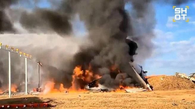 Пассажирский самолет разбился при посадке в Южной Корее